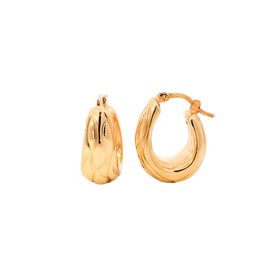 Aretes tipo argolla con grabado lineales en oro amarillo 18kt