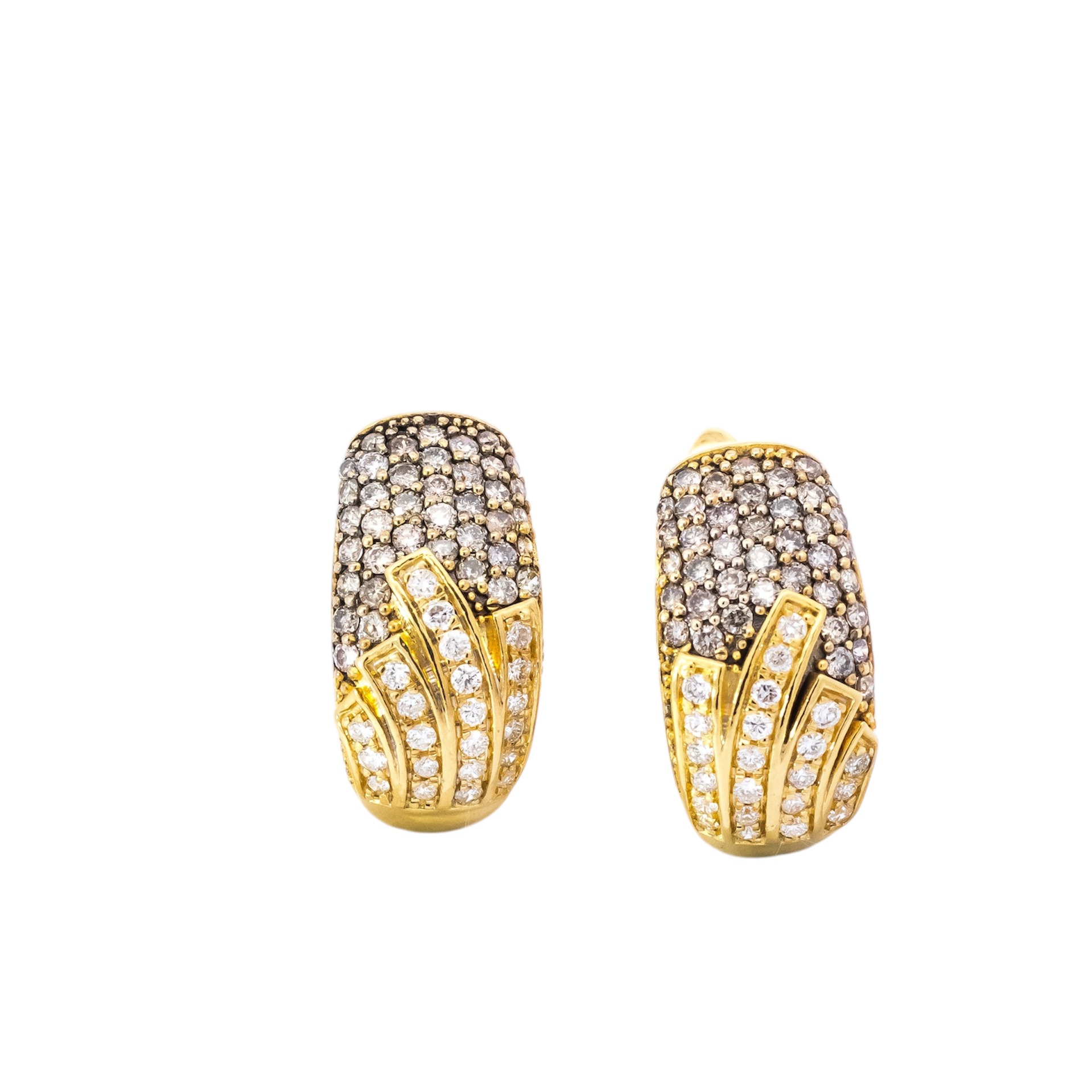 Aretes anchos tipo huggies en oro amarillo 18kt con diamantes