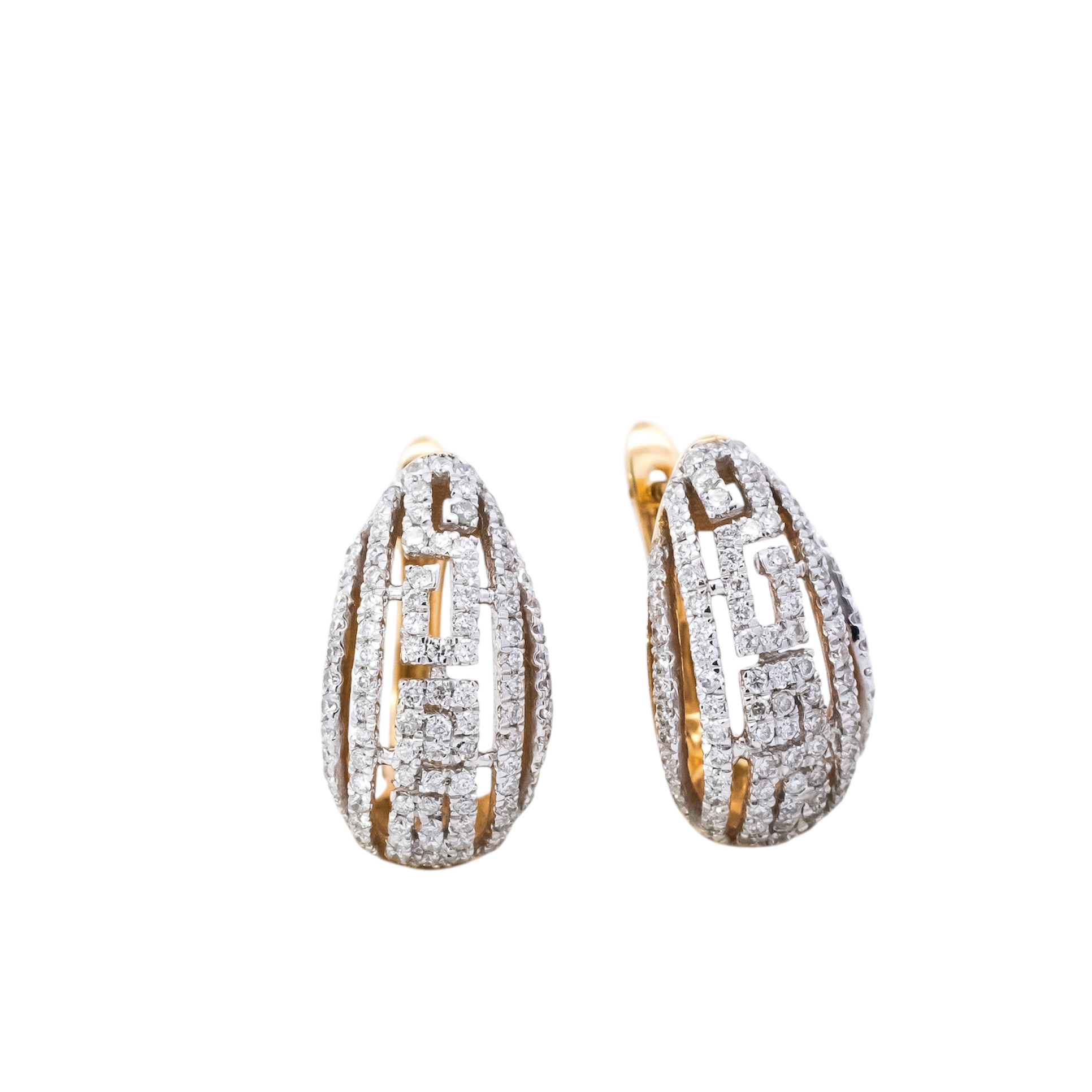 Aretes anchos tipo hugguies con diseño de líneas en diamantes