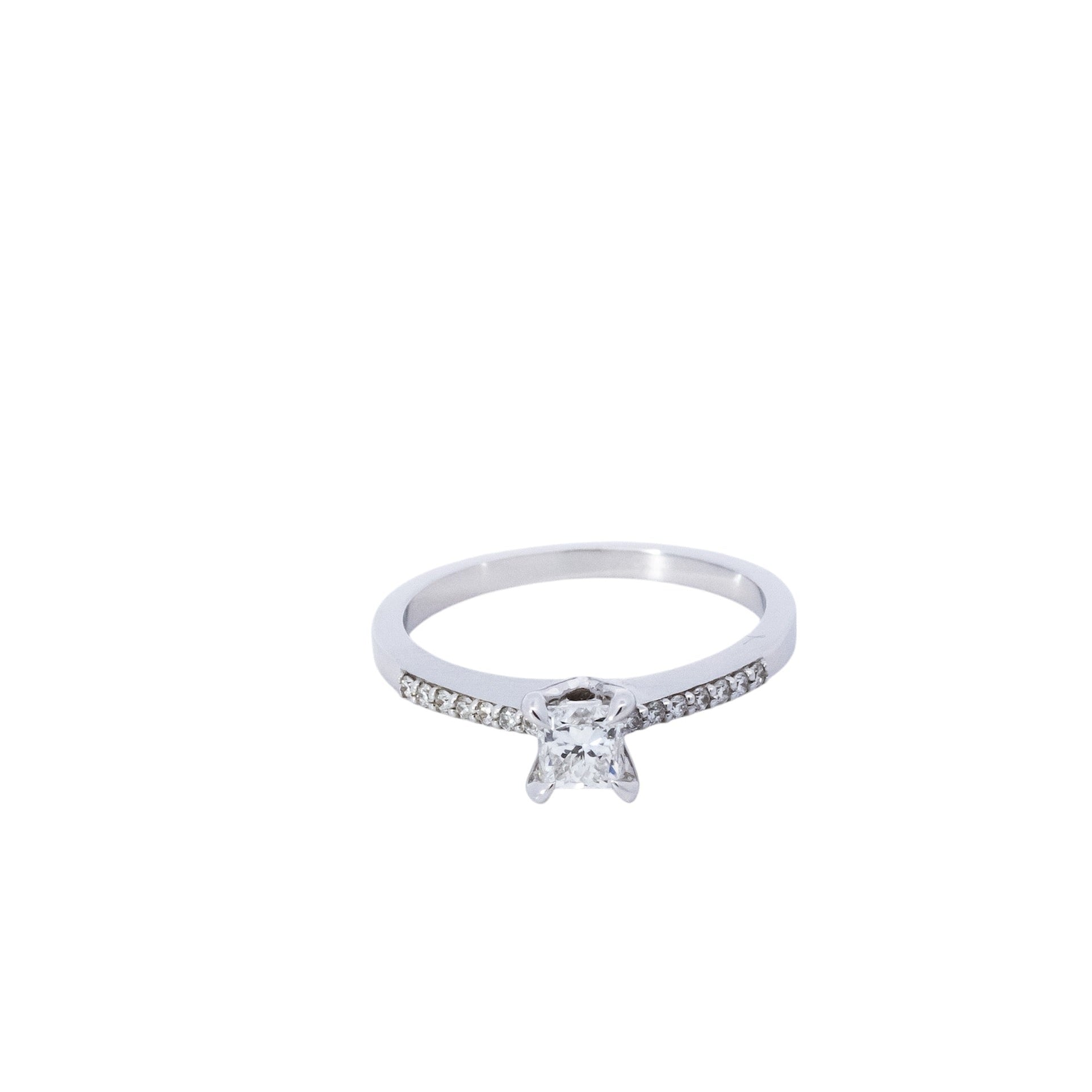 Anillo de compromiso en oro blanco 18kt  con diamantes corte princesa 0.40ct