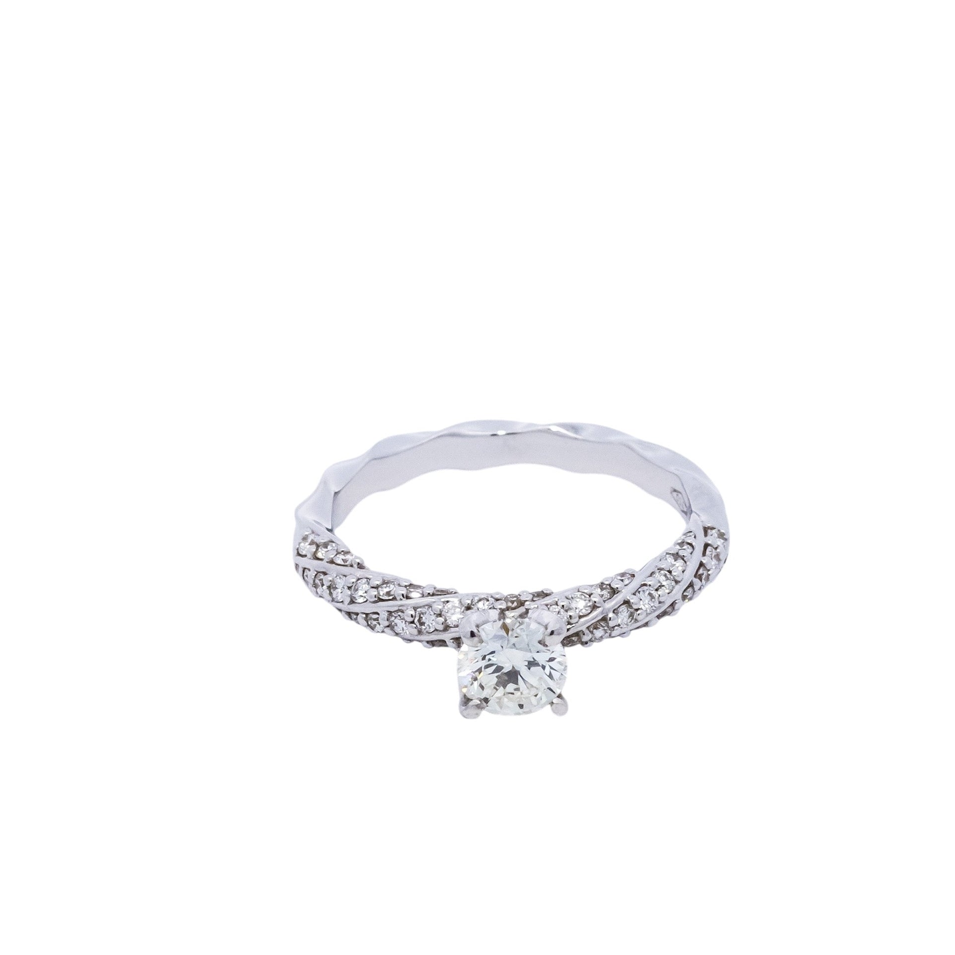 Anillo tipo pave en oro blanco 18kt  con diamante central 0.50ct