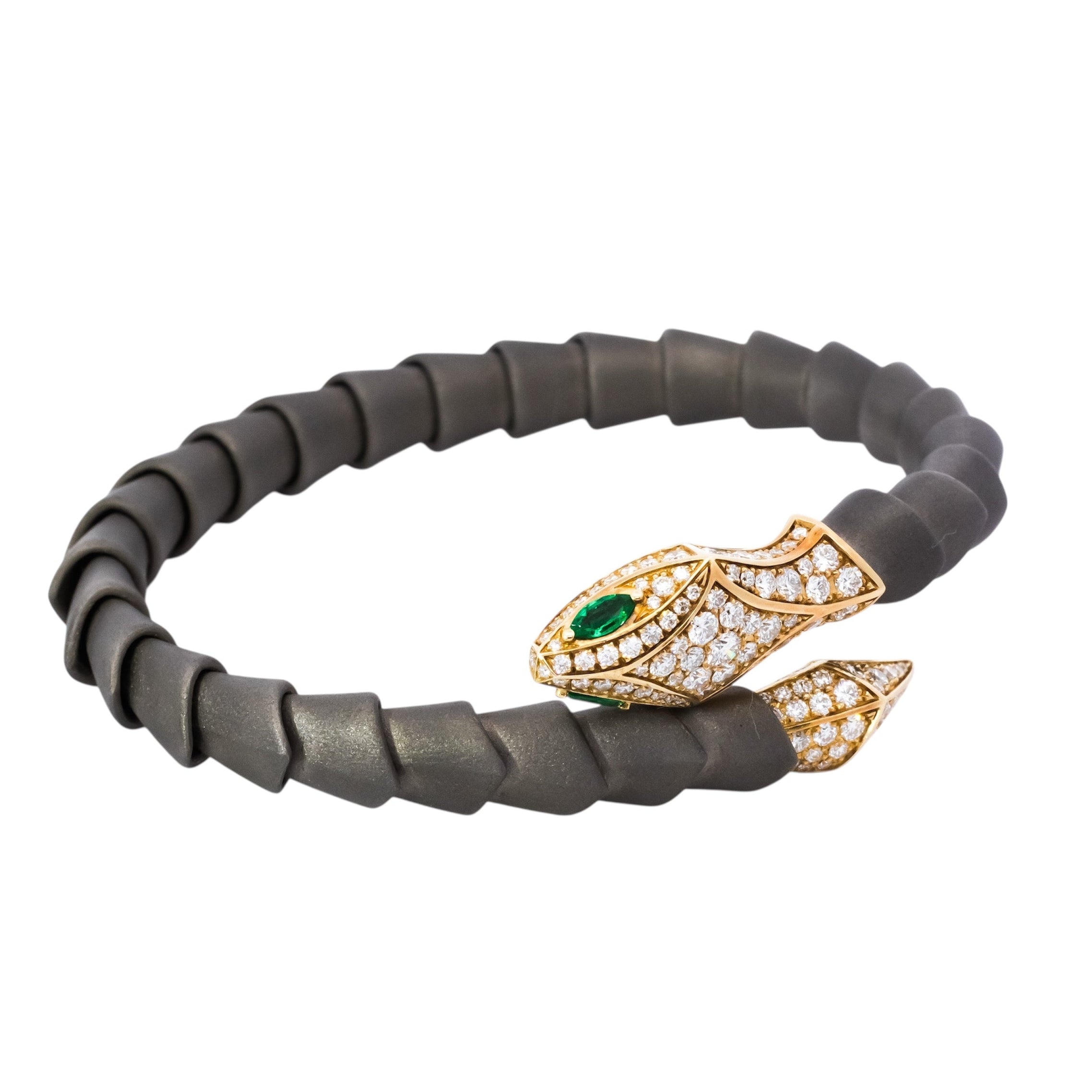 Pulsera en titanio y oro 18kt tipo caña diseño de serpiente con diamantes y esmeraldas