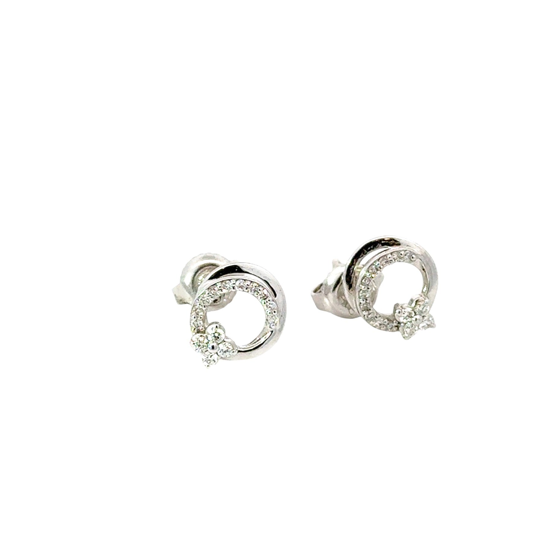 Aretes 18k diseño de circulo entrelazados con diamantes