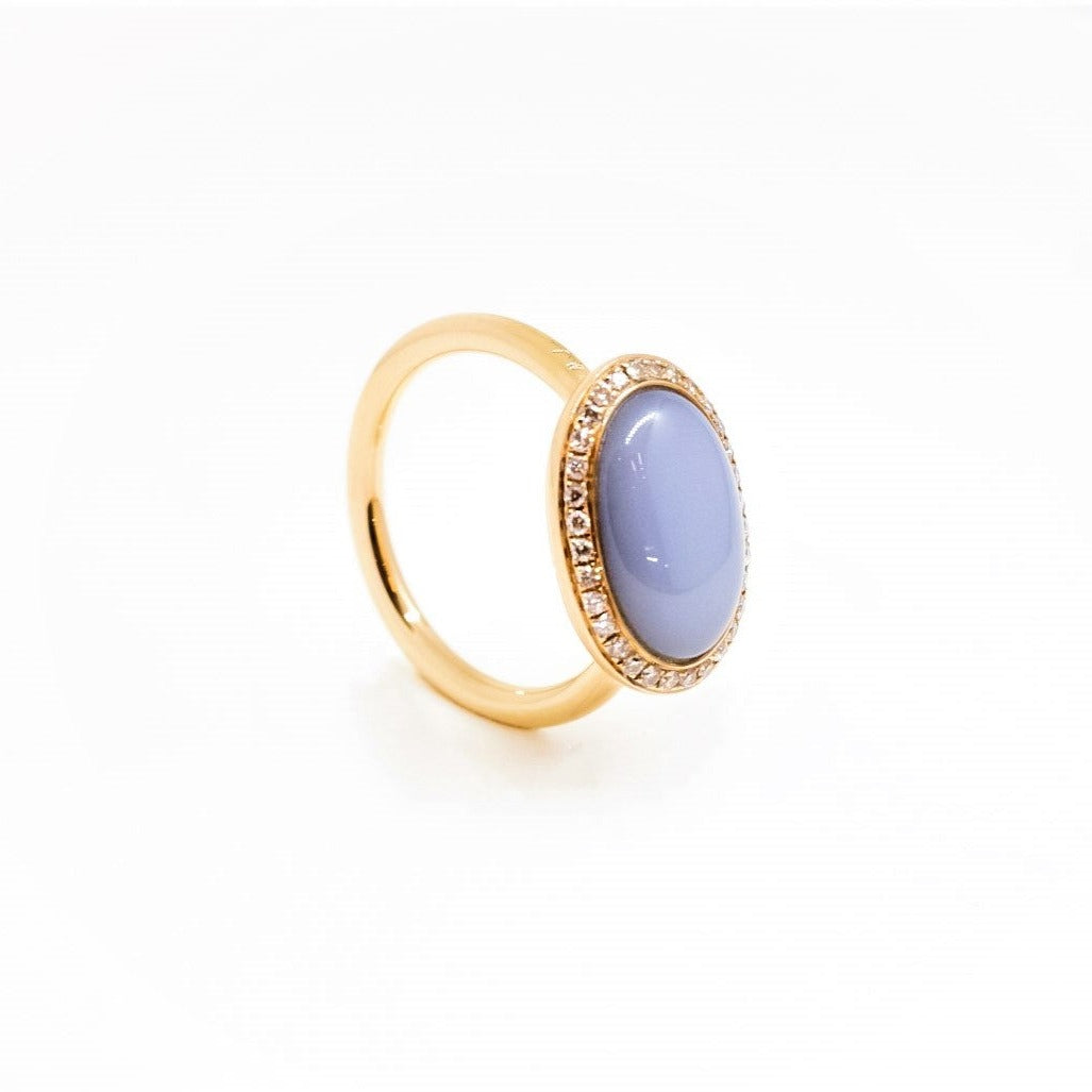 Anillo en oro amarillo 18kt con diamantes y calcedonia