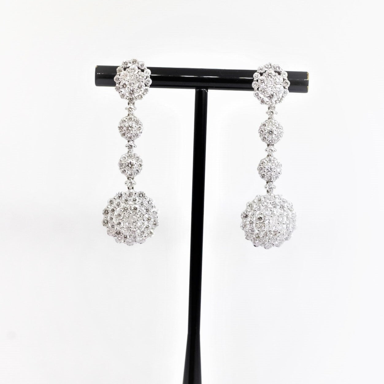 Aretes largos con diamantes en oro blanco 18kt