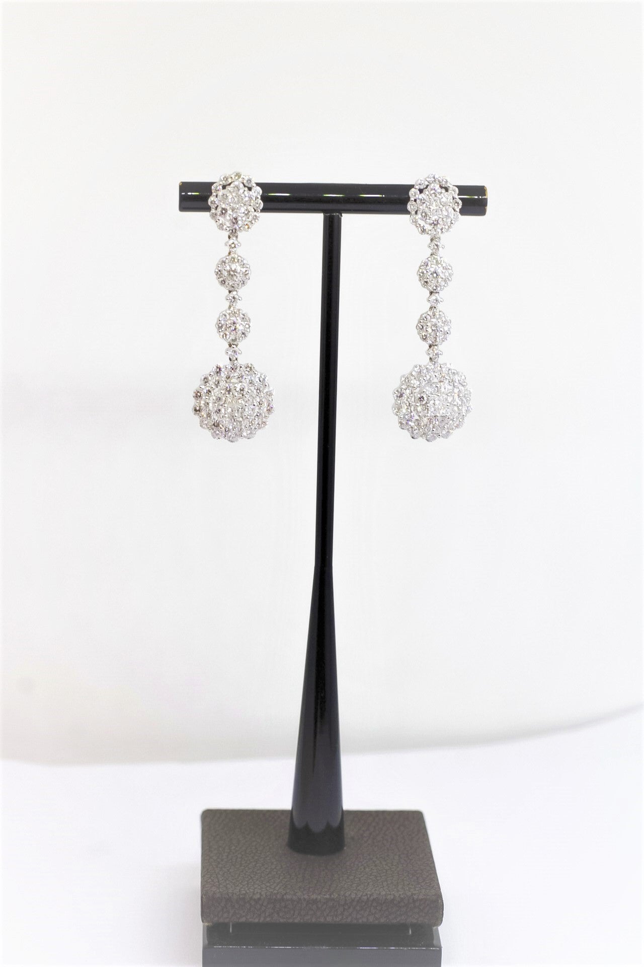Aretes largos con diamantes en oro blanco 18kt