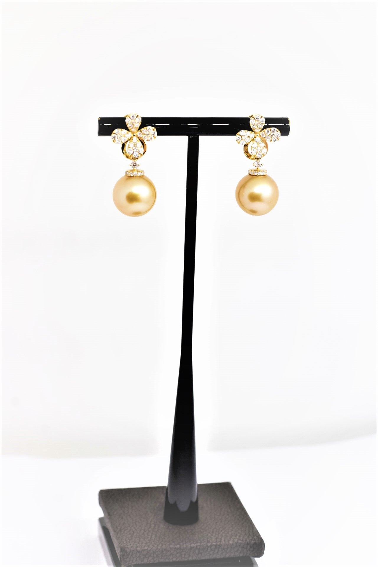 Aretes largos con diseño de flor en diamantes y perlas amarillas de oro 18kt