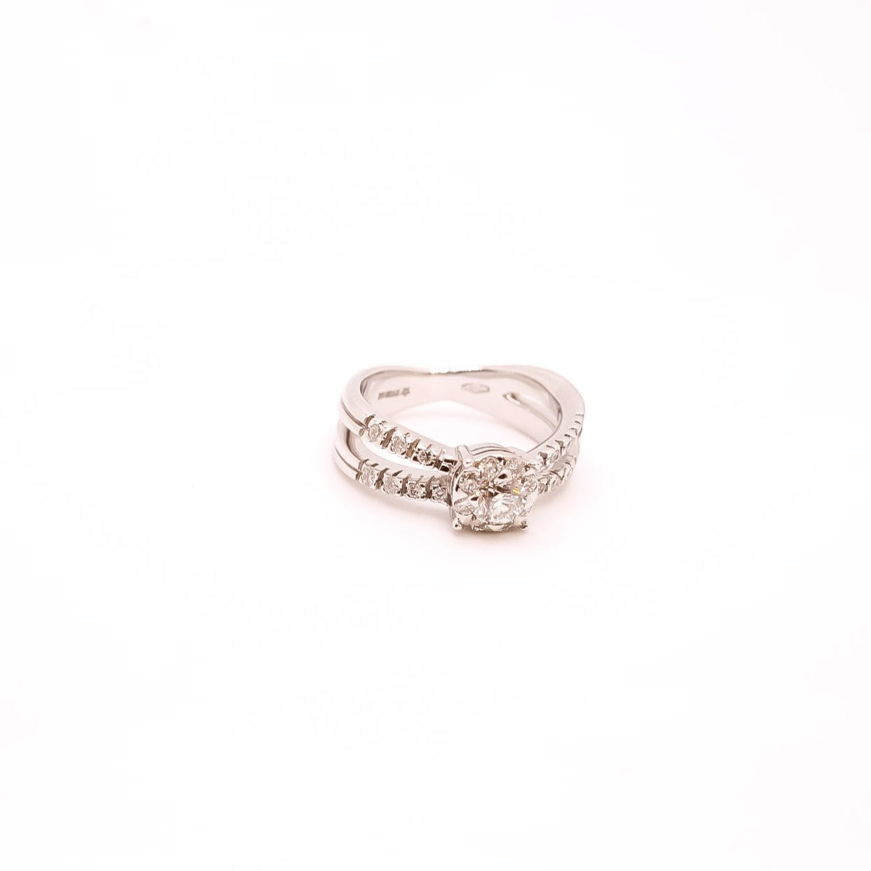 Anillo de compromiso en oro blanco 18kt con diamantes